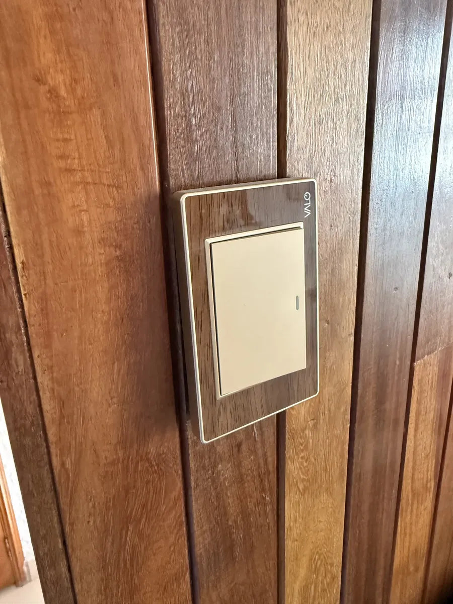 VALO | Placa con un Interruptor De Escalera Madera